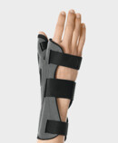 Palmar Xtec Rhizo - handrug Rechterarm met polsorthese Palmar Xtec Rhizo - aanzicht van de handrug