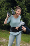 Una mujer con un niño lleva JuzoPro Lumbal Plus 