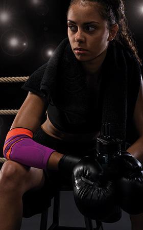 Kvinna med boxhandskar