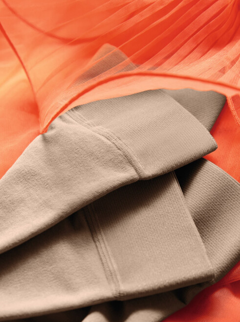 3. Immagine Lifestyle Juzo Inspiration Collant Juzo Inspiration su un abito in tulle arancione