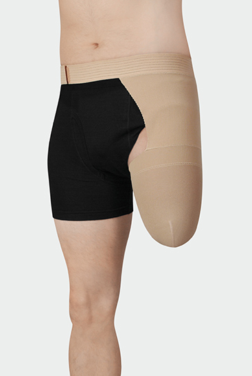 Imagem do produto Meia de coto femoral com fixação à anca Juzo Homem usando meia de coto femoral Juzo com fixação à anca