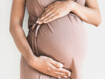 Schwangere Frau hält ihren Bauch