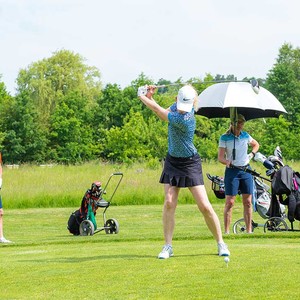 Maedchen spielt Golf