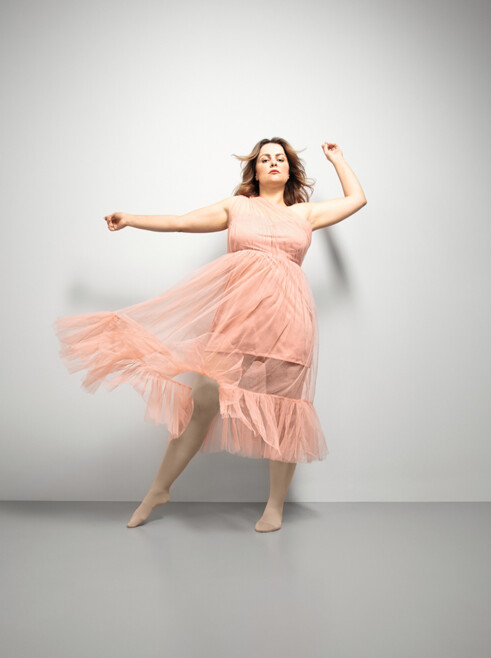Immagine Lifestyle Juzo Inspiration Donna con Juzo Inspiration e collant in abito color mandorla e rosa