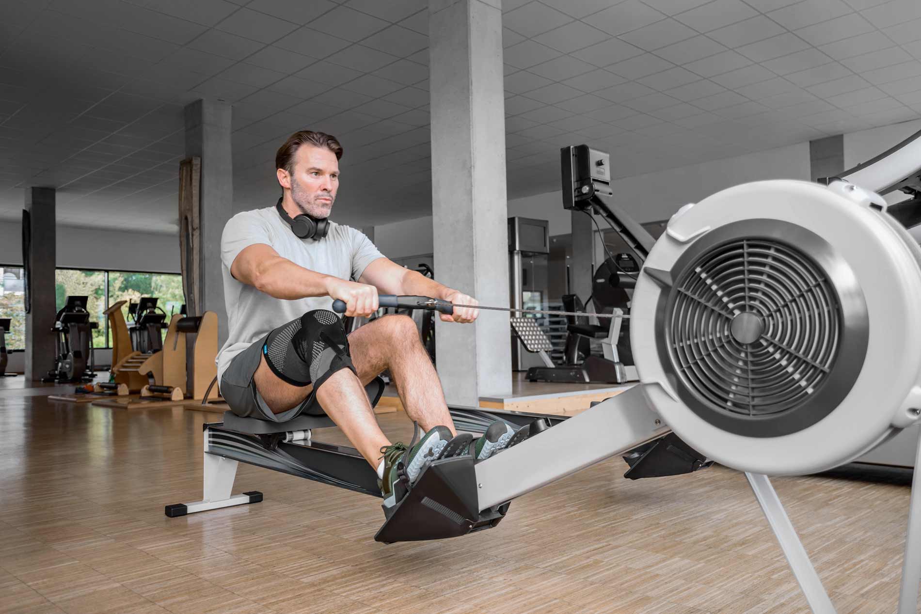 JuzoPro Patella Xtec Plus Mann im Fitness-Studio mit Patella Xtec Plus