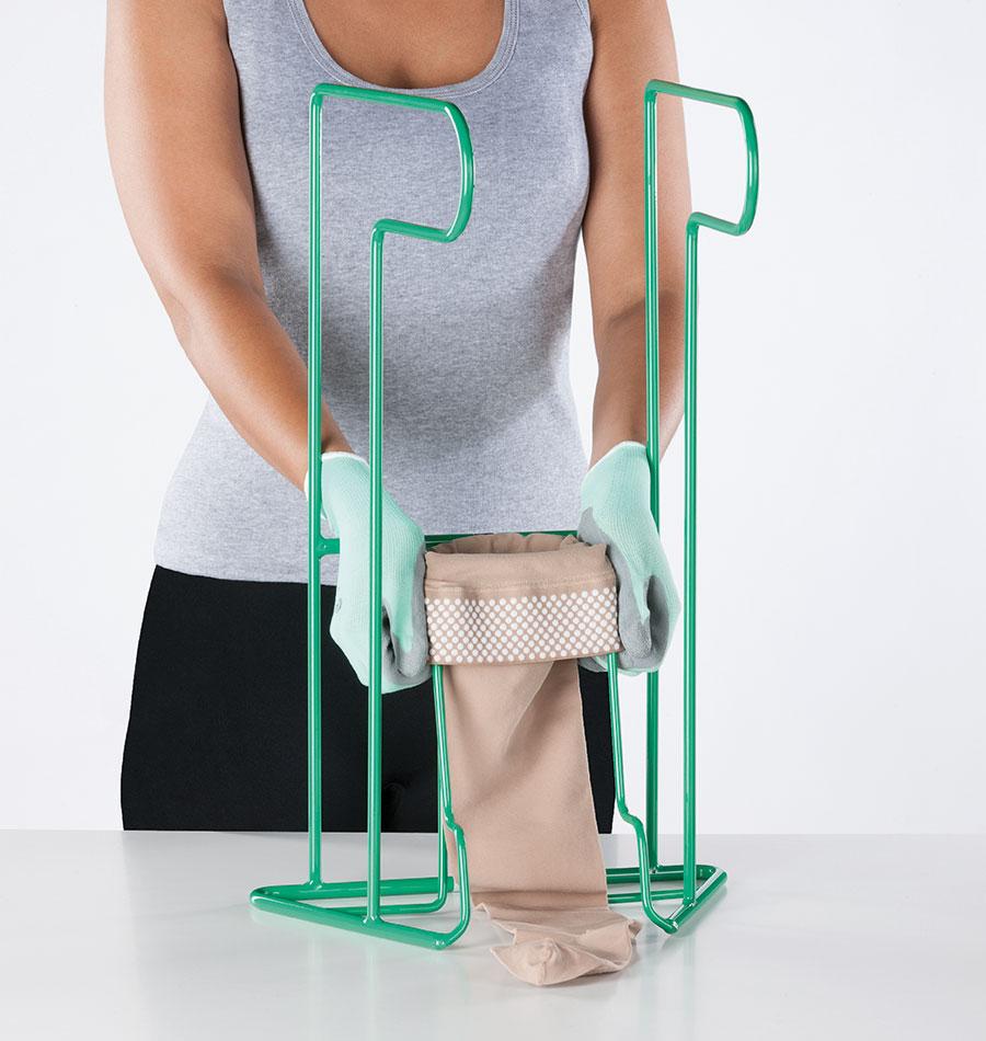 Una persona muestra el dispositivo de ayuda para vestirse Juzo Easy Fit Una persona muestra el dispositivo de ayuda para vestirse Juzo Easy Fit