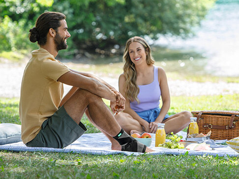 Ein Mann und eine Frau beim Picknicken
