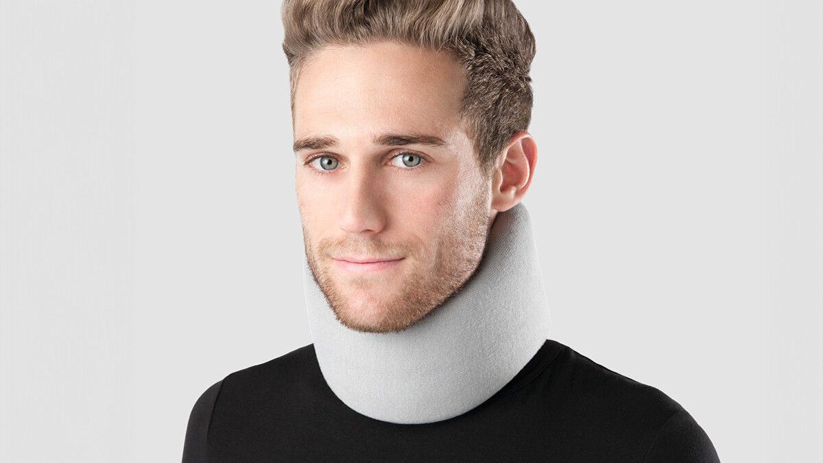 Een man draagt een Juzo-nekbrace om zijn nek. Een man draagt een Juzo-nekbrace om zijn nek.