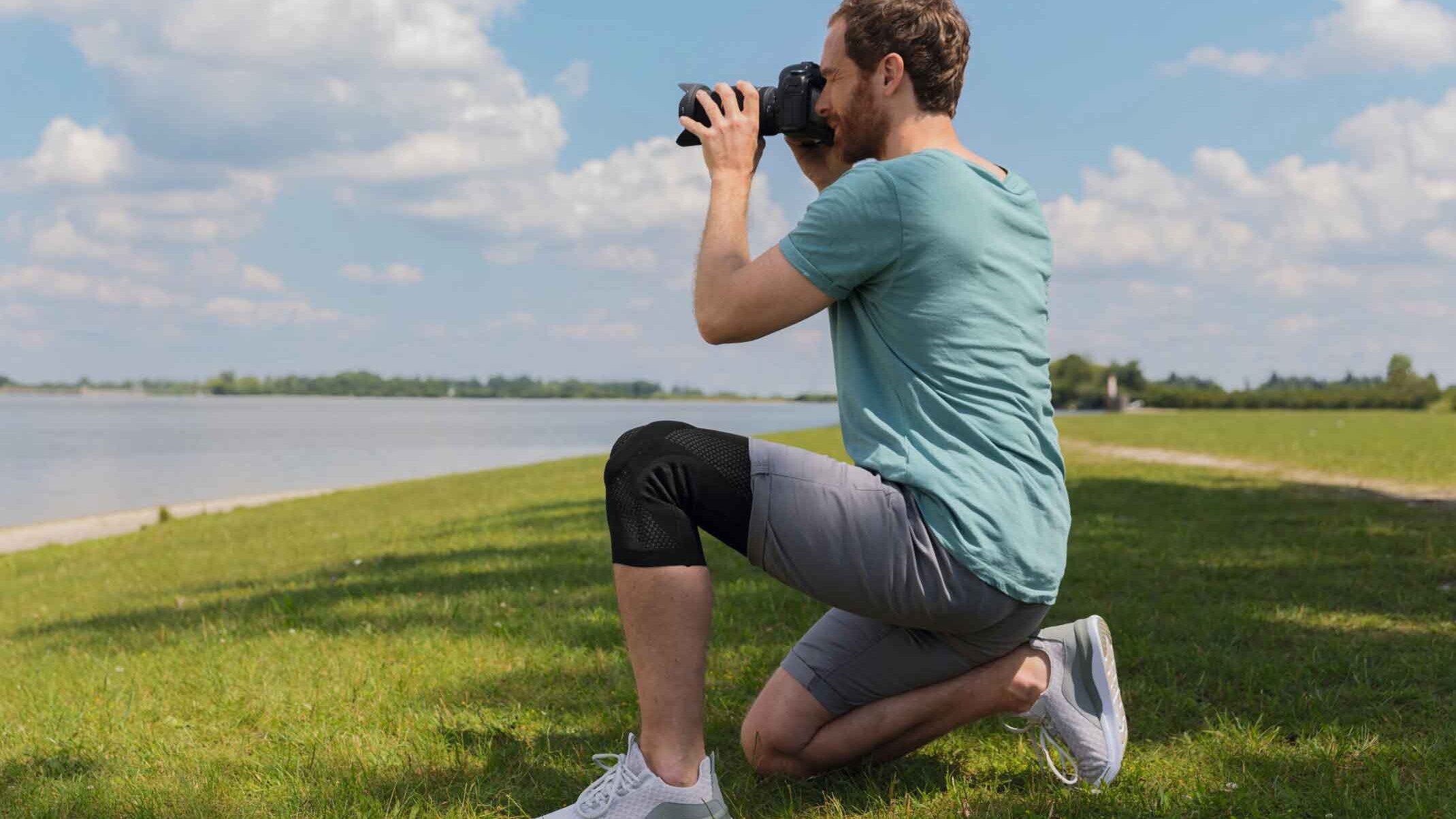 Ein Fotograf trägt eine Juzo Kniebandage