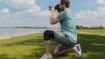 Ein Fotograf trägt eine Juzo Kniebandage