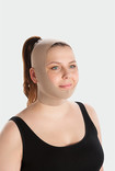 Una mujer lleva un vendaje de compresión para cuello y mentón de Juzo