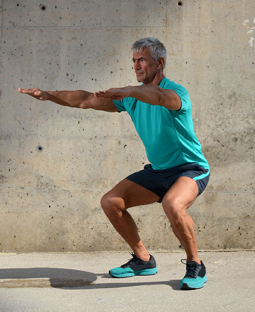 Un homme fait des squats Un homme fait des squats