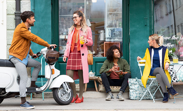 Freunde im Cafe Freunde treffen sich und tragen Juzo Kompressionsbekleidung