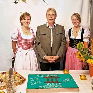 Herr Strobl mit zwei Damen und Kuchen