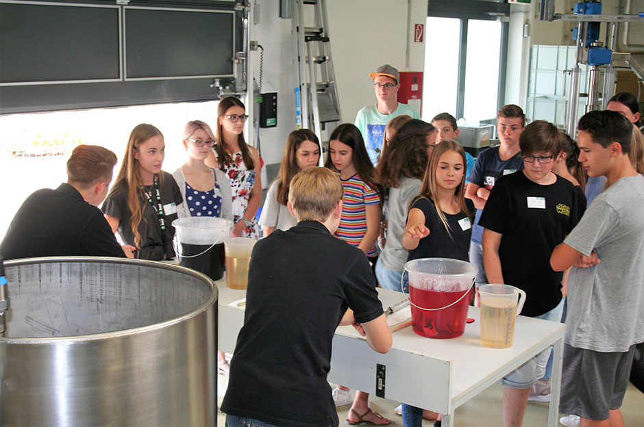 Schüler mischen Farben in der Produktion Schüler mischen Farben in der Produktion