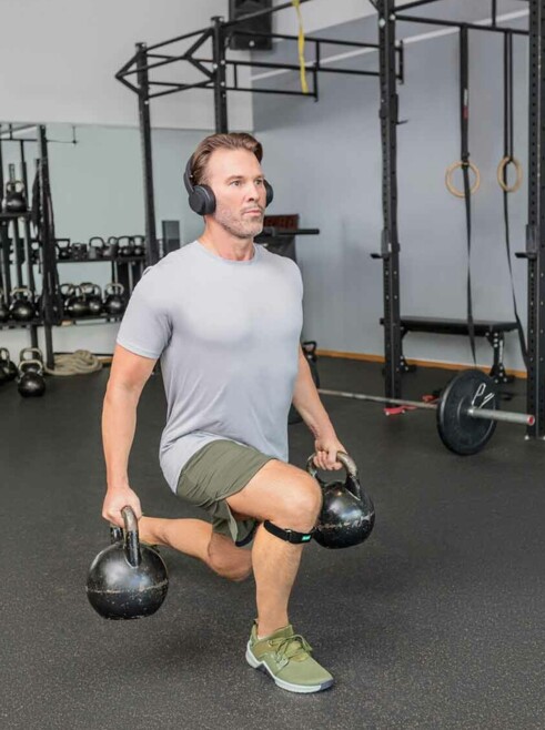 Mann im Fitnessstudio mit der JuzoFlex Patella Xtra