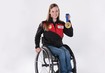 Anna Schaffelhuber tenant une médaille assise dans son fauteuil roulant