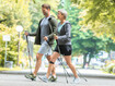 Un homme et une femme faisant de la marche nordique