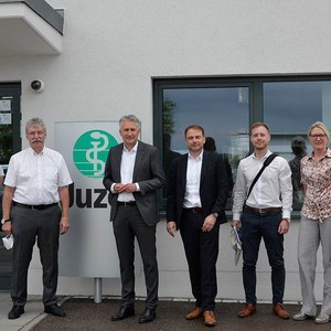 Besuch bei der Julius Zorn GmbH in Aichach. Von links: Roger Willms, Bereichsleitung Strategie, Uwe Schettler, Geschäftsführung Juzo, Hansjörg Durz, Daniel Schneider, Mitarbeiter Büro Durz, Heike Stölzl, Referentin Gesundheitspolitik, Anja Schettler, Leitung Marketing.