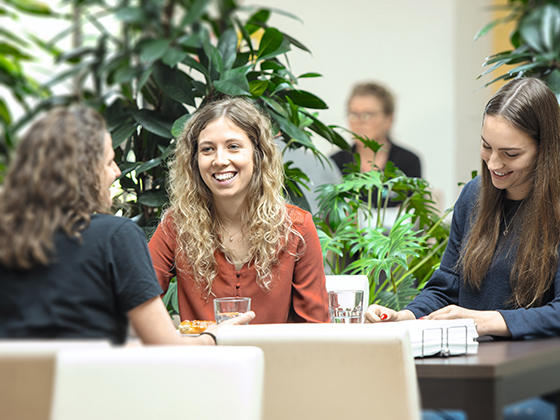 Lächelnde Mitarbeiterin in der Kantine