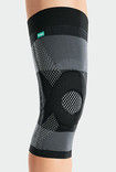 Knie met de JuzoFlex Genu Xtra-Wide in de kleur antraciet