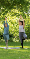 Frauen beim Yoga im Park mit Juzo Move