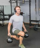 Mand i fitnesscentret med JuzoFlex Patella Xtra