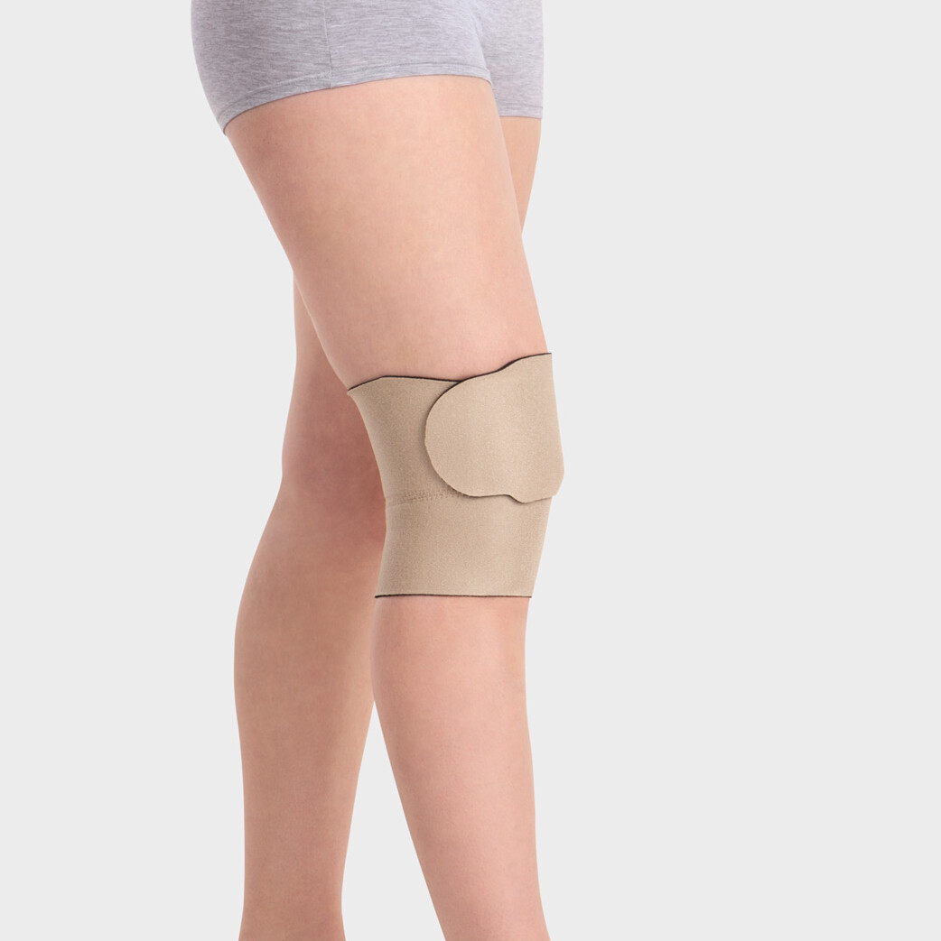 Persoon draagt Juzo CPersoon draagt Juzo Compression Wrap-Knieverbandompression Wrap-handsegment Persoon draagt Juzo Compression Wrap-Knieverband