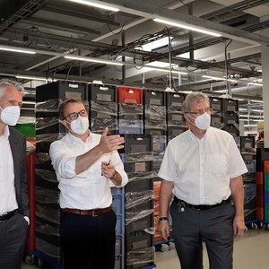 Hansjörg Durz zu Besuch in der Produktionsstätte von Juzo.
