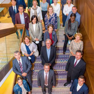 von hinten links: Prim. PD Dr. med. Christoph Ausch,  Dr. med. Johannes Steinbacher, Dr. med. Ines Tinhofer, Josef Strobl. Juzo, Prim. Prof. Dr. med. Boris P. Todoroff, Assoc.-Prof. PD Dr. med. Chieh-Han John Tzou, MBA, Prof. Dr. med. Joon Pio Hong, Prim. Dr. med. Silvia Brandstätter, Dr. med. Julia Roka-Palkovits, Natalia Krzesniak, Dr. med. Dragana Bojinović-Rodić, Dr. med. Manon Czedik-Eisenberg, Prof. Hon. Dr. med. Manuel E. Cornely, Ao. Univ.-Prof. Dr. med. univ. Kornelia Böhler, Pamela A. Nono Nankam, PHD, Dr. med. Brigitte Obermayer, MBA, Prim. Dr. med. Christian Ure, Dr. med. Gabriele Faerber, Andreas Wittlinger, Ao. Univ.-Prof. Dr. med. univ. Erich Brenner, Dr. med. Michael Mickel, Dr. med. Nina Hüttinger, Dr. med. Balázs Mohos