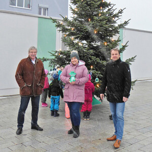 Die Julius Kindergarten Kinder schmücken unseren Baum am Juliusplatz mit selber gebastelter Deko