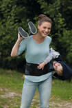 Mutter spielt mit ihrem Kind und trägt eine Lumbalorthese