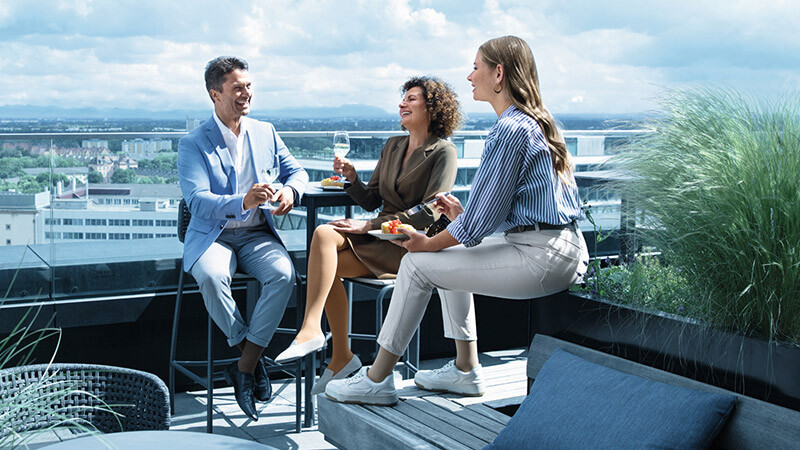 Un uomo e due donne con calze a compressione si trovano su una terrazza sul tetto Un uomo e due donne con calze a compressione si trovano su una terrazza sul tetto
