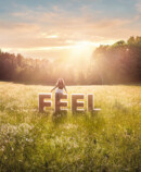Eine Frau sitzt auf den Buchstaben "Feel" und trägt den Juzo Expert Feel