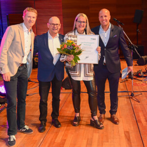 Übergabe des Juzo Forschungspreises Phlebologie 2026 an Kerstin Protz (v.l.n.r: Prof. Tobias Görge, Uli Frey, Kerstin Protz, Dr. Dominic Mühlberger) / Juzo 
