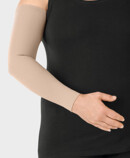 Donna indossa un bracciale compressivo Juzo