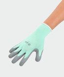 Femme portant des gants spéciaux Juzo 