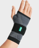 Hand med JuzoFlex ManuXtra i färgen Anthracite