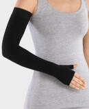 Gauntlet  with thumb stub in combination with compression sleeve colour black pepper