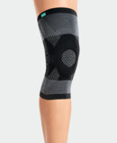 Knie met de JuzoFlex Genu Xtra in de kleur antraciet