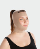 Donna indossa maschera compressiva per il viso Juzo