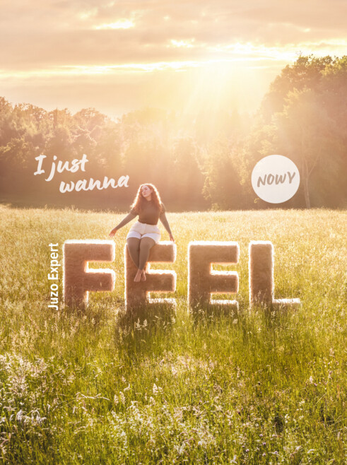Kobieta siedzi na literach „Feel” i ma na sobie Juzo Expert Feel