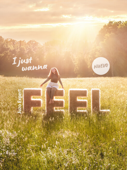 Una mujer está sentada sobre las letras «Feel» y lleva el Juzo Expert Feel