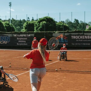 Tennisspielen im Grenzenlos Camp