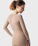 Vista posteriore di una donna con body compressivo Juzo con bracciali lunghi