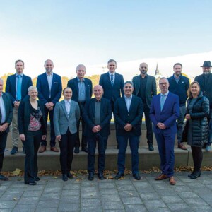 von links/obere Reihe:  Sofiane Mhamed Arbaoui, Prof. Dr. med. Frank Unglaub, Dr. med. Simon Kuepper, Priv. Doz. Dr. med. habil. Michael Steen, Dr. med. Dr. medic Olimpiu Bota, Dr. med. Feras Taqatqeh, Dr. med. Florian Bönke, Dr. med. Dr. h.c. Arya M. Sharma  Von links/untere Reihe:  Roger Willms, Fa. Juzo, Anne Reiß, Dr. med. Melissa Beirau, Dr. med. Bernd Hartmann, Univ.- Prof. Dr. med. habil. Adrian Dragu, Univ.-Prof. Dr. med. Frank Siemers, Dr. med. Sylvia Weiner, Ralph Schwalbe, Fa. Juzo  Es fehlt Christian Hartz. Der Vortrag von Frau Dr. Lipp ist krankheitsbedingt entfallen.