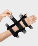 Handledsortosen Palmar Xtec Rhizo fixeras med mikrokardborreband